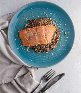 Salmón horneado con quinoa y almendras, un almuerzo saludable.