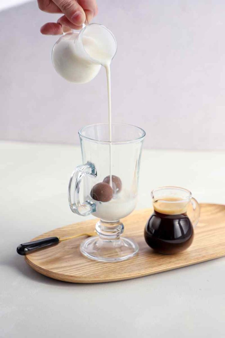 Café Bombón de Bonafide con tres bombones rellenos de dulce de leche, acompañado de un shot de espresso y leche caliente cremosa