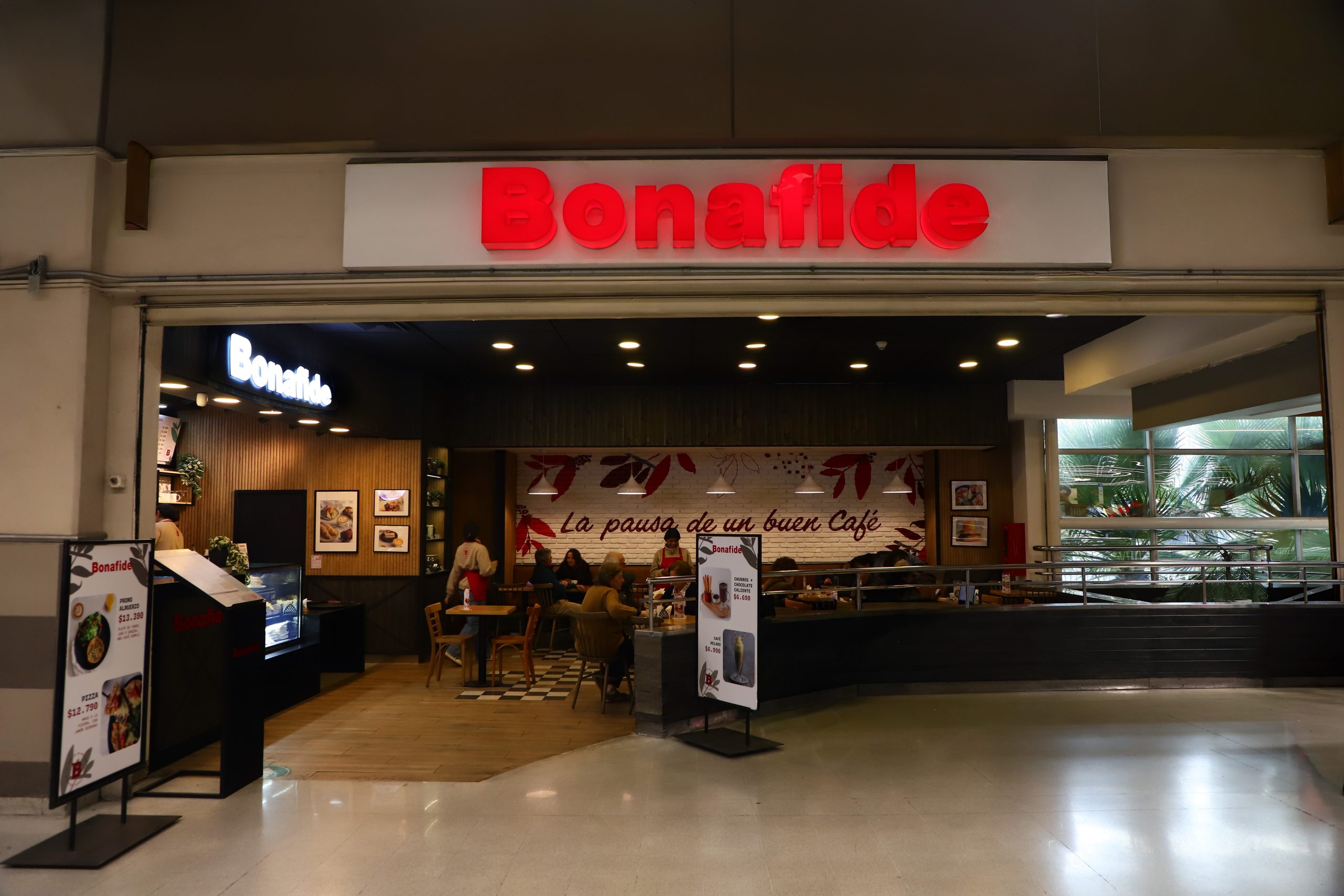 Interior de la cafetería Bonafide en Vitacura dentro de Líder Buenaventura